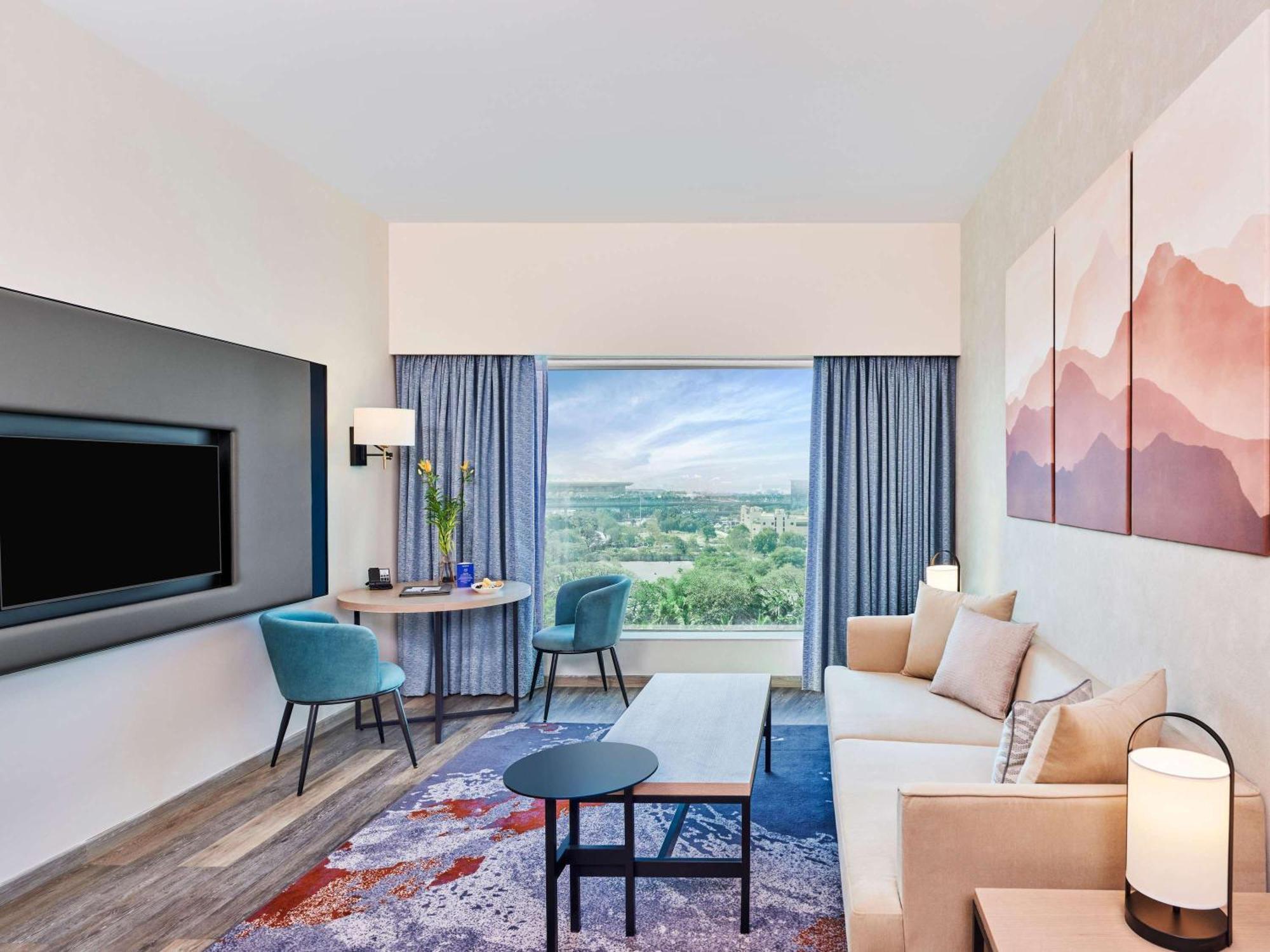 Novotel Mumbai International Airport מראה חיצוני תמונה A suite at the hotel