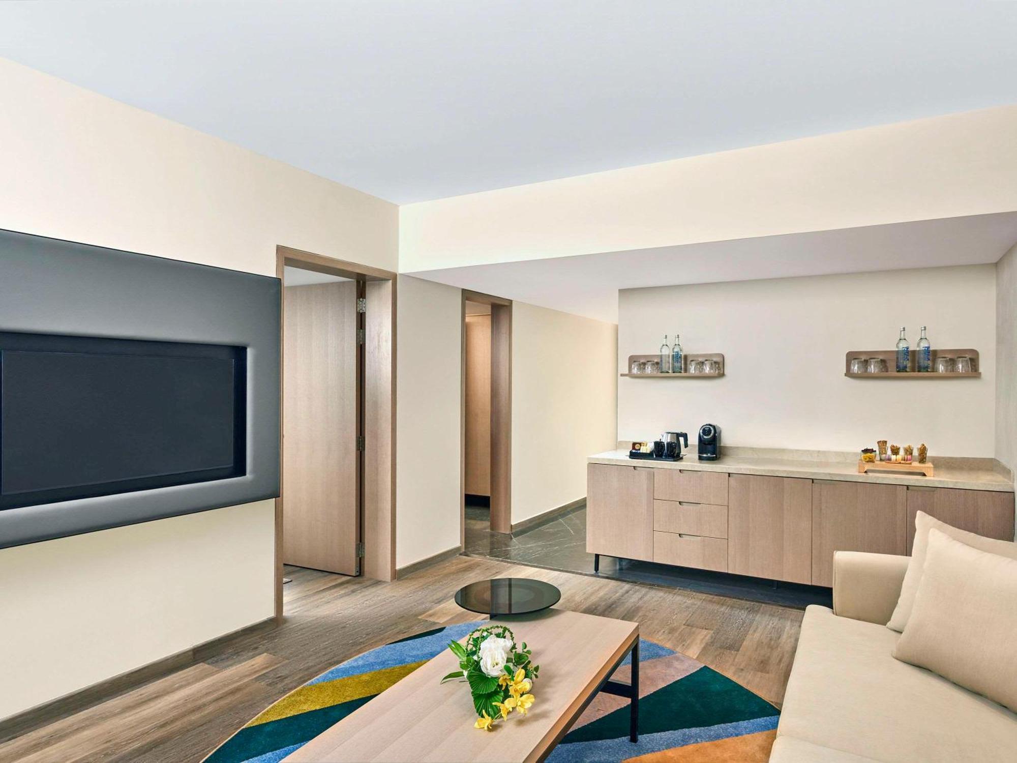 Novotel Mumbai International Airport מראה חיצוני תמונה A suite at the hotel