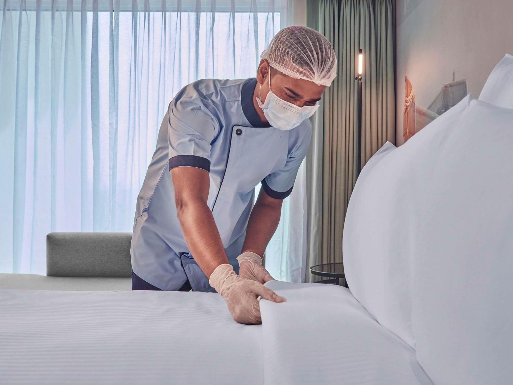 Novotel Mumbai International Airport מראה חיצוני תמונה A hotel housekeeper making a bed