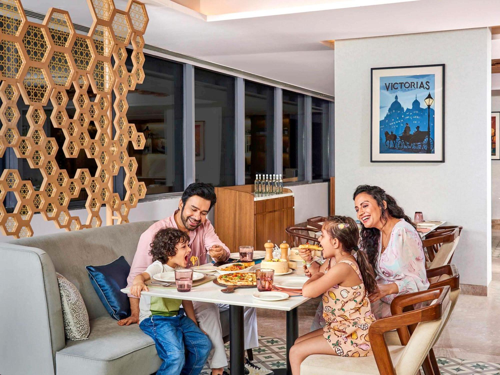 Novotel Mumbai International Airport מראה חיצוני תמונה Family dining at the hotel
