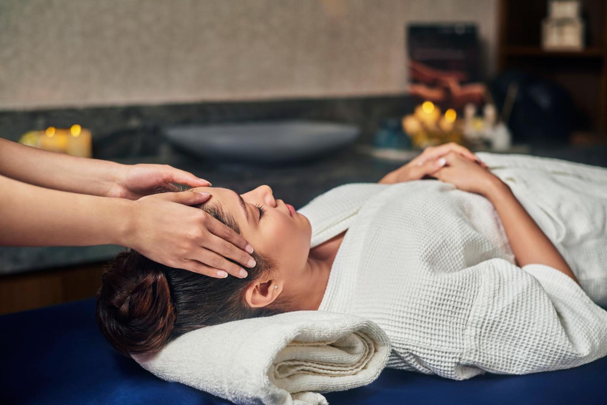 Novotel Mumbai International Airport מראה חיצוני תמונה A woman receiving a head massage