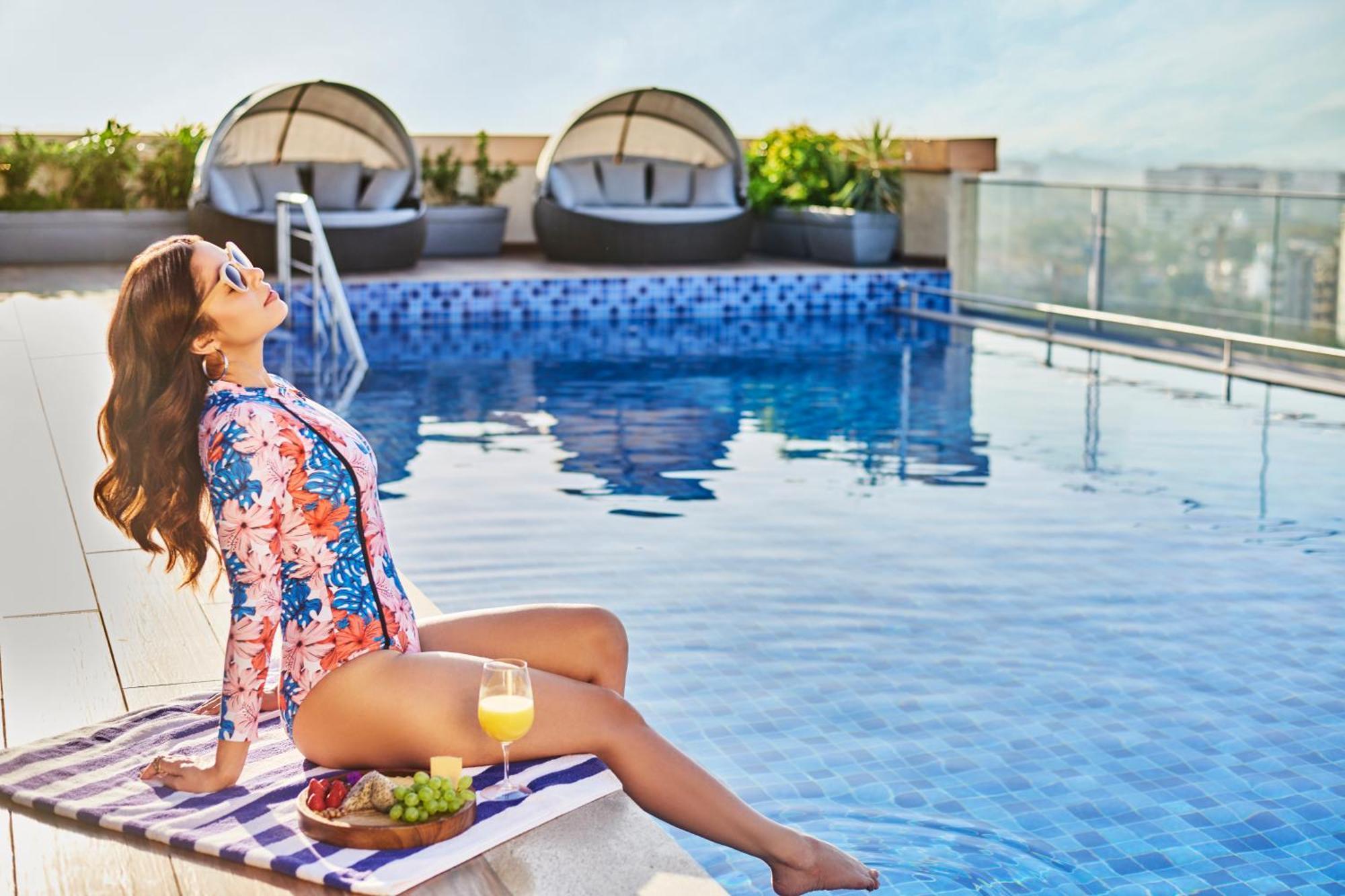 Novotel Mumbai International Airport מראה חיצוני תמונה Rooftop pool at the hotel