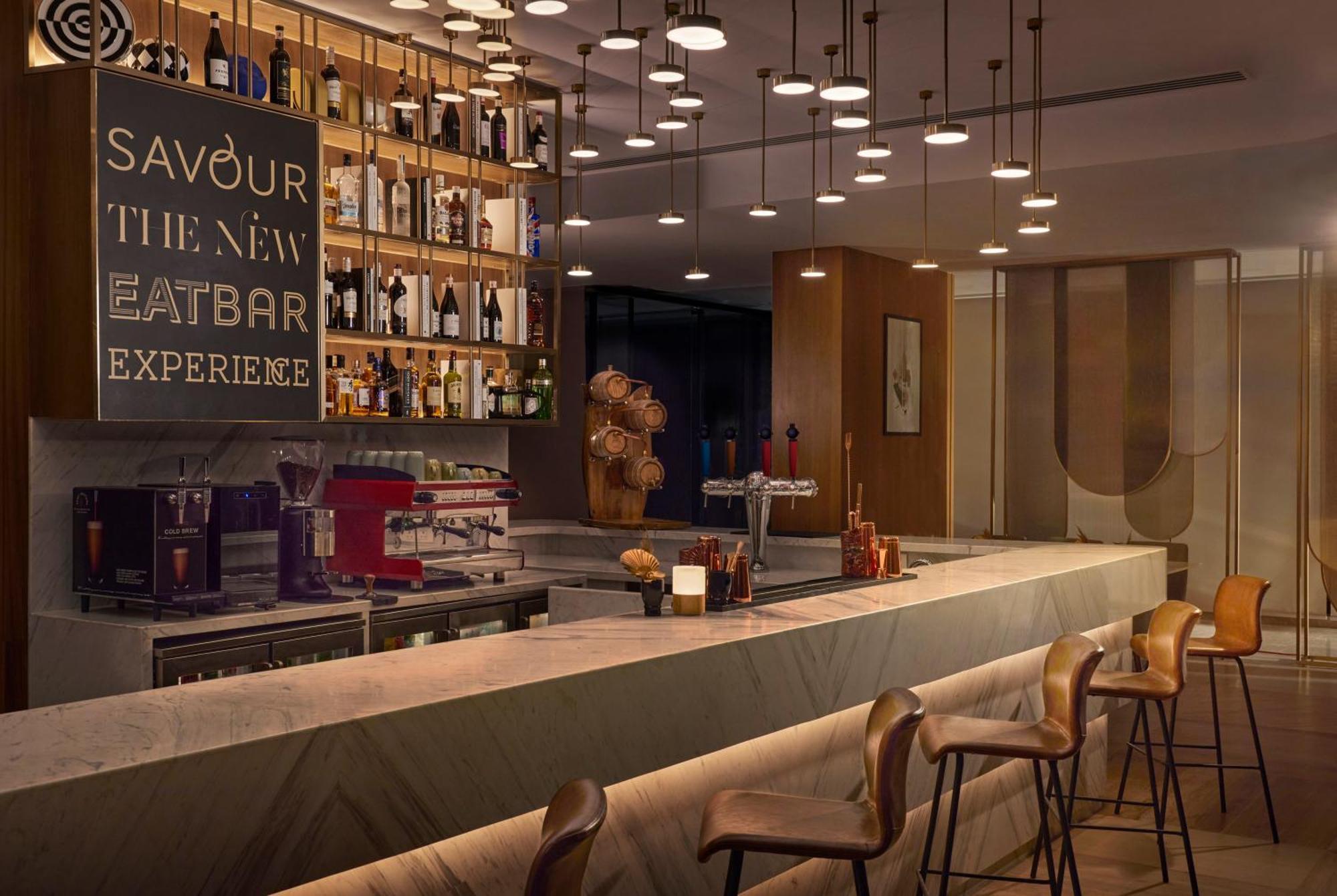 Novotel Mumbai International Airport מראה חיצוני תמונה The bar at the hotel