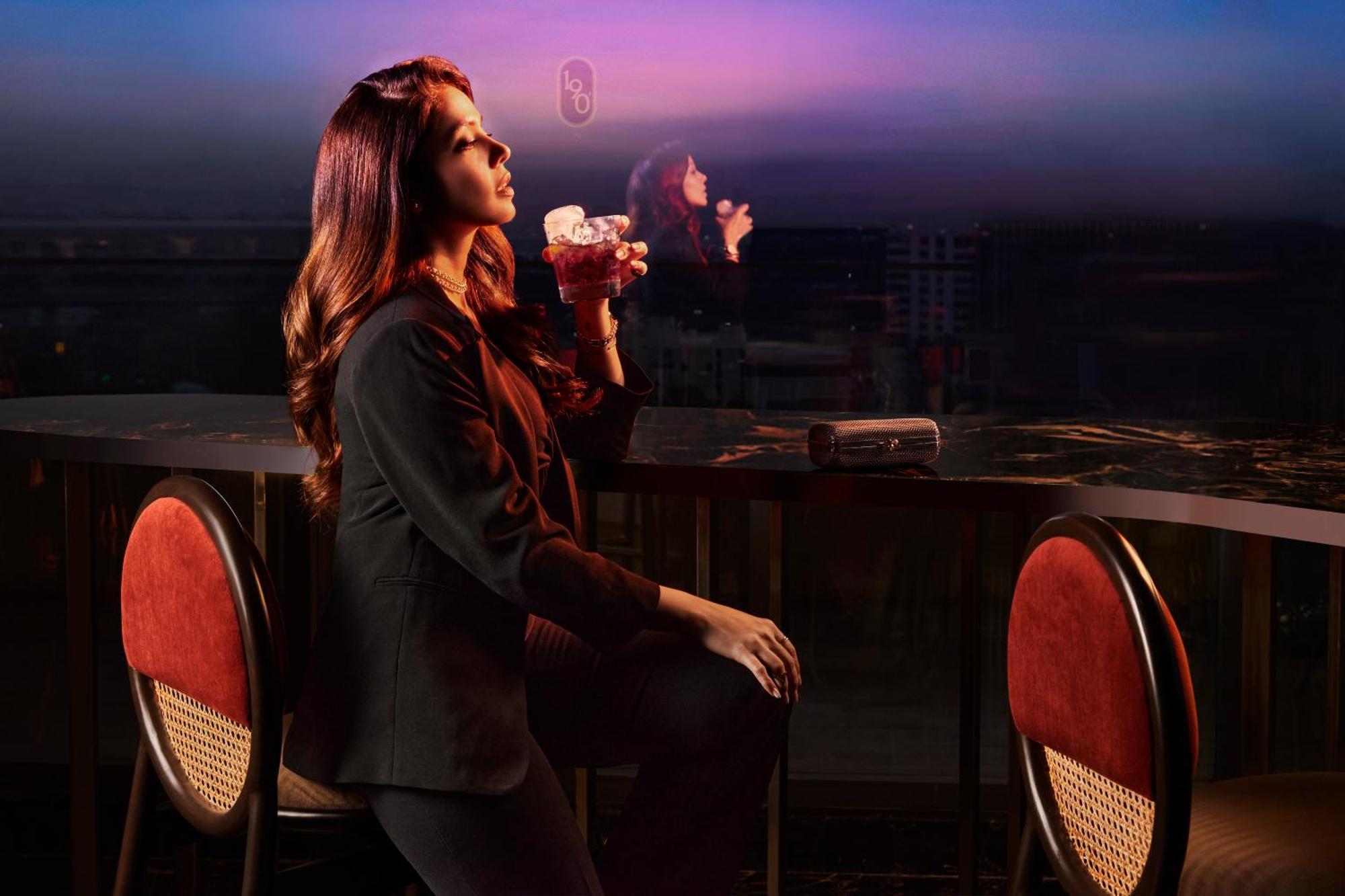 Novotel Mumbai International Airport מראה חיצוני תמונה A woman smoking hookah