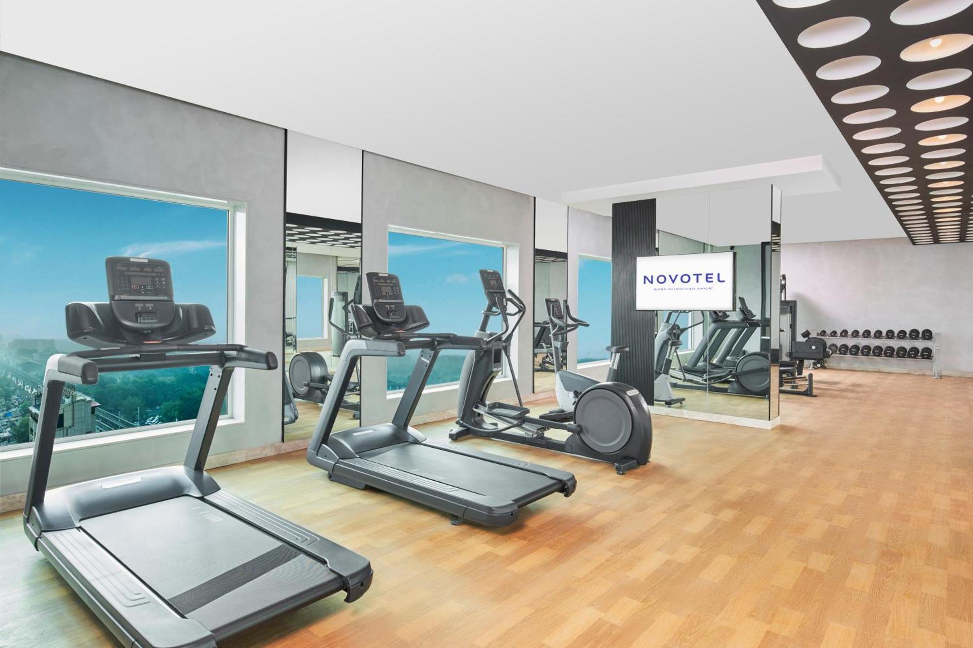 Novotel Mumbai International Airport מראה חיצוני תמונה A typical gym at a Novotel hotel