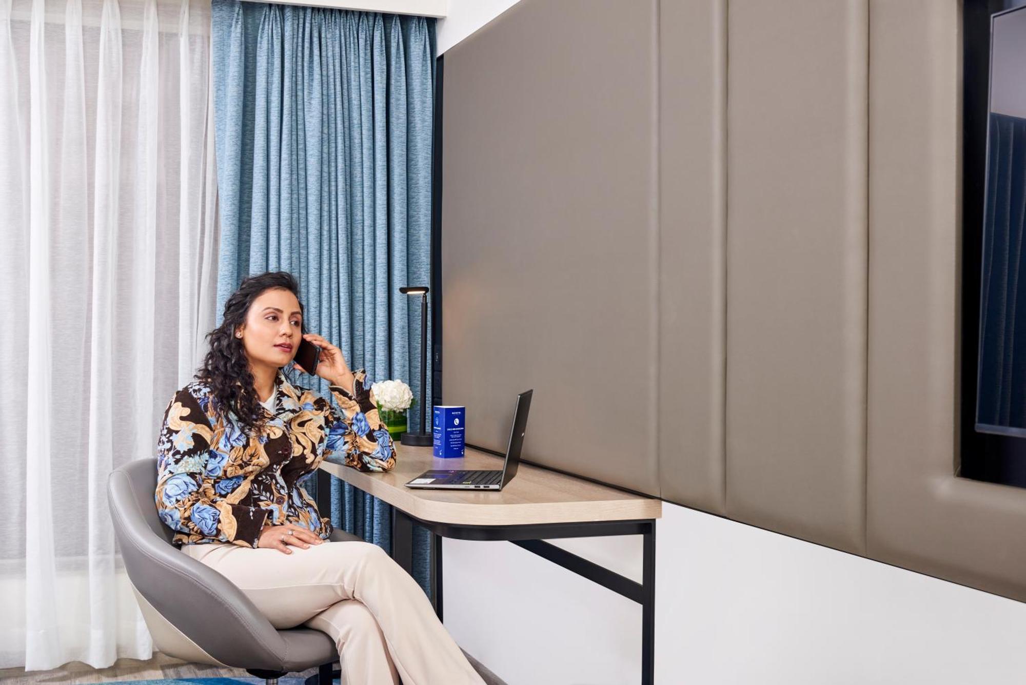 Novotel Mumbai International Airport מראה חיצוני תמונה A woman working from home
