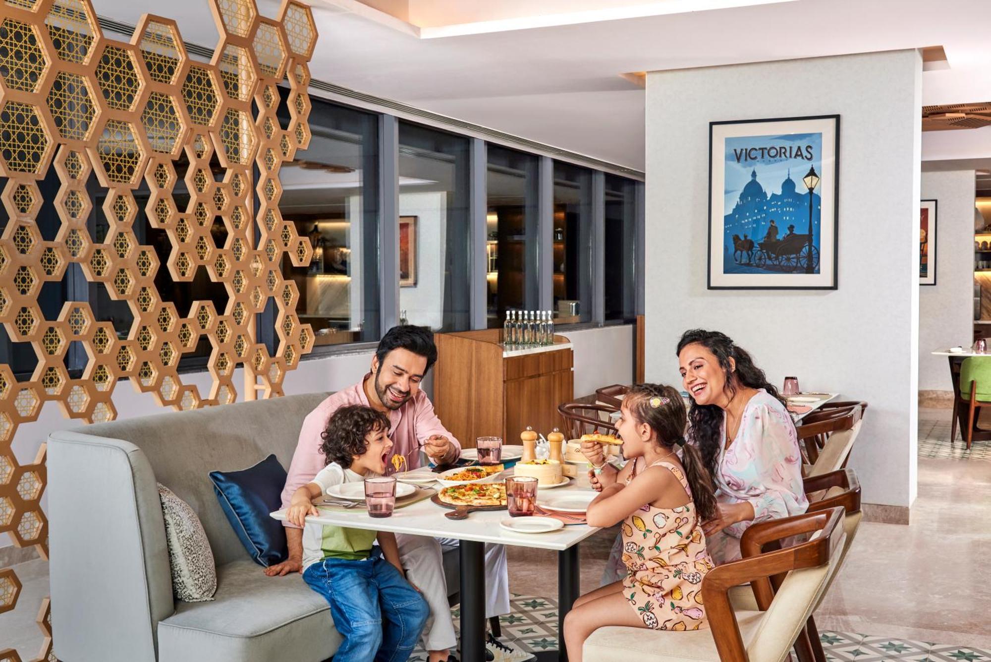 Novotel Mumbai International Airport מראה חיצוני תמונה Family dining at the hotel