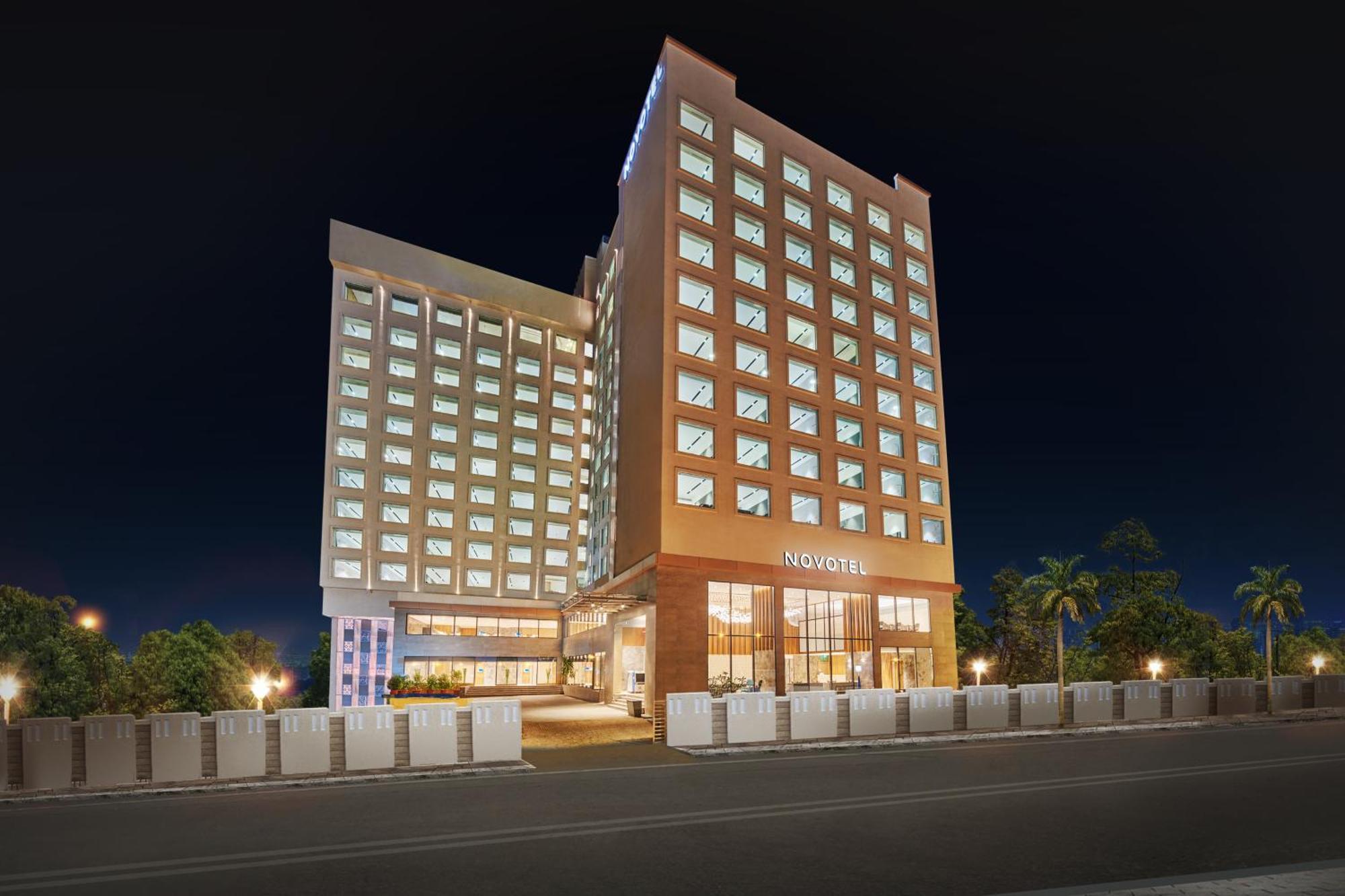 Novotel Mumbai International Airport מראה חיצוני תמונה The hotel at night